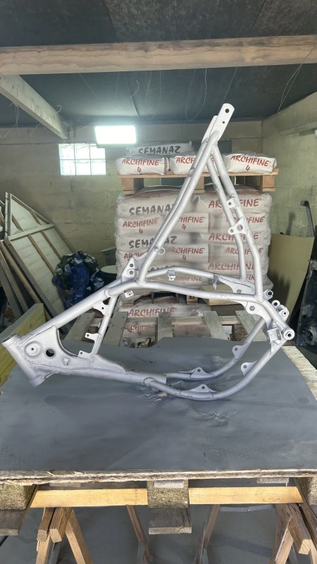 Décapage,
Primaire anticorrosion, peinture d’une Yamaha 80 YZ de 1984 à Quincampoix proche Rouen 76