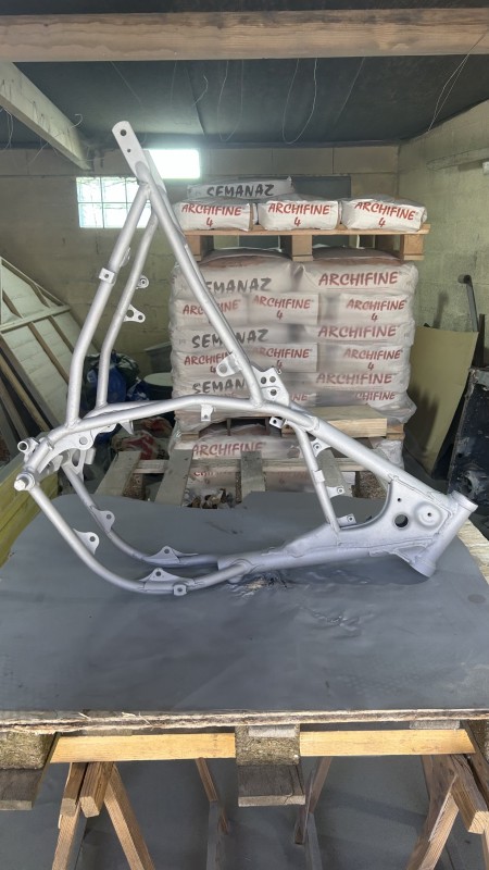 Décapage,
Primaire anticorrosion, peinture d’une Yamaha 80 YZ de 1984 à Quincampoix proche Rouen 76