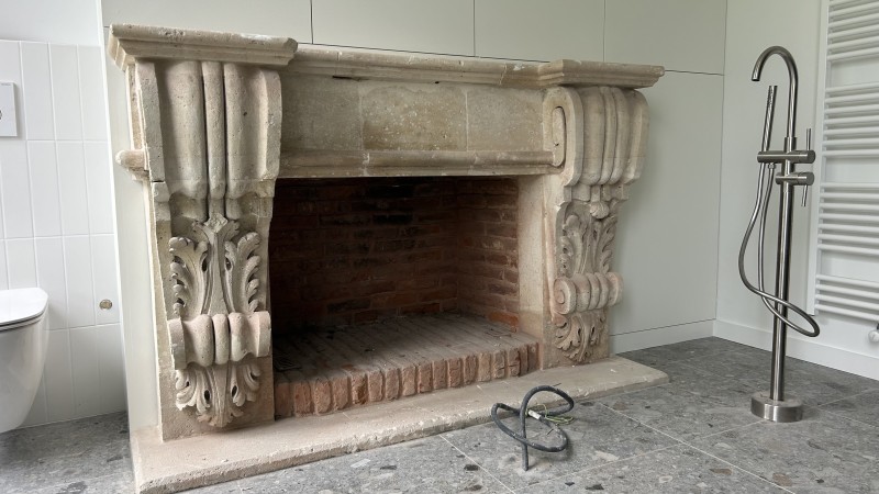 Nettoyage par cryogénie d’une cheminée en pierre taille proche de Saint Valéry en Caux en Normandie