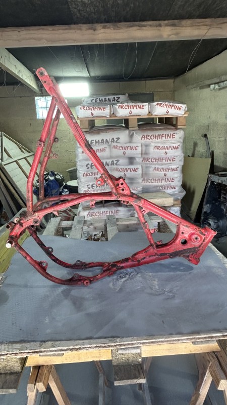 Décapage,
Primaire anticorrosion, peinture d’une Yamaha 80 YZ de 1984 à Quincampoix proche Rouen 76