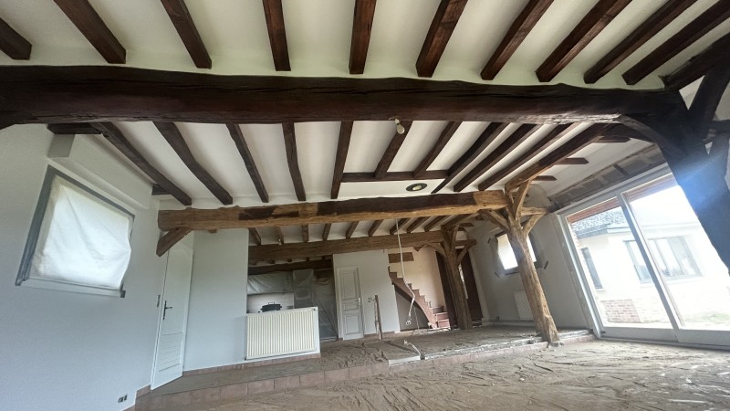 Nettoyage par aérogommage des poutres en bois dans une maison à Quincampoix proche Rouen 76