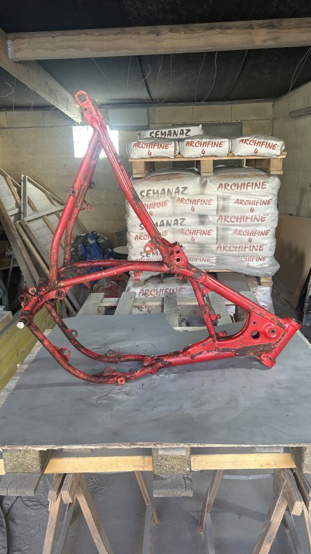 Décapage,
Primaire anticorrosion, peinture d’une Yamaha 80 YZ de 1984 à Quincampoix proche Rouen 76